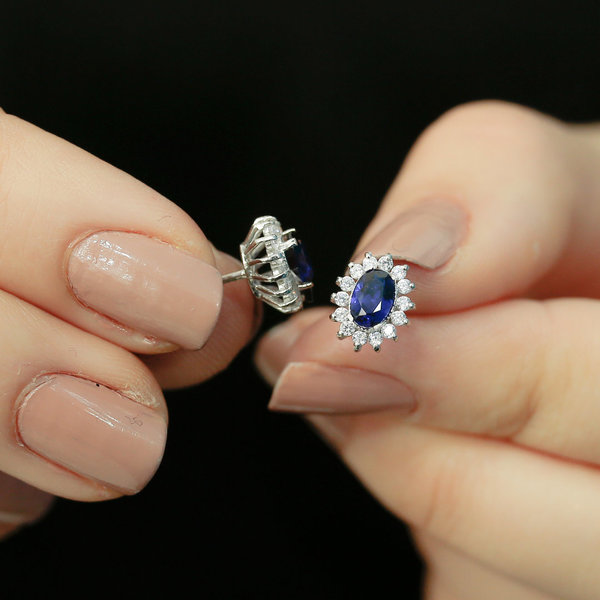 Diamond Oval Sapphire earring Entourage 14 carat white gold