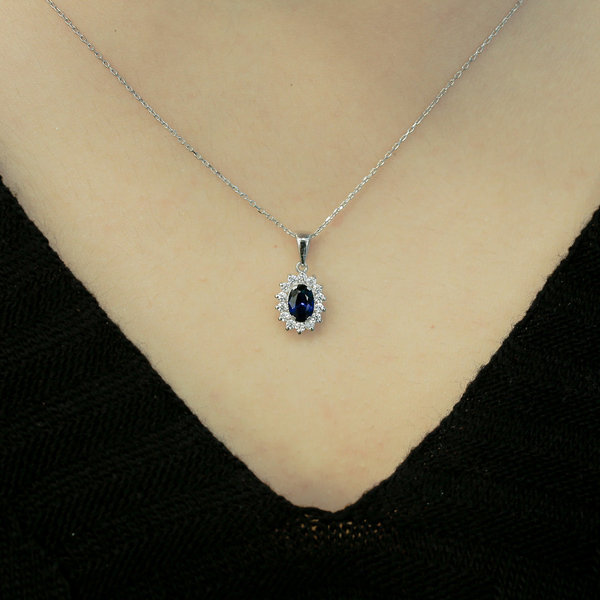 Ovaler Sapphire Entourage Necklace Diamonds 14 carat white gold