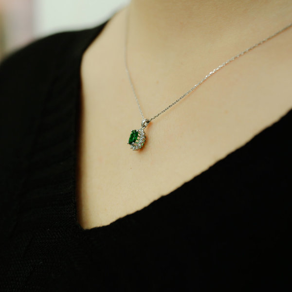 Ovaler Emerald Entourage Necklace Diamonds 14 carat white gold