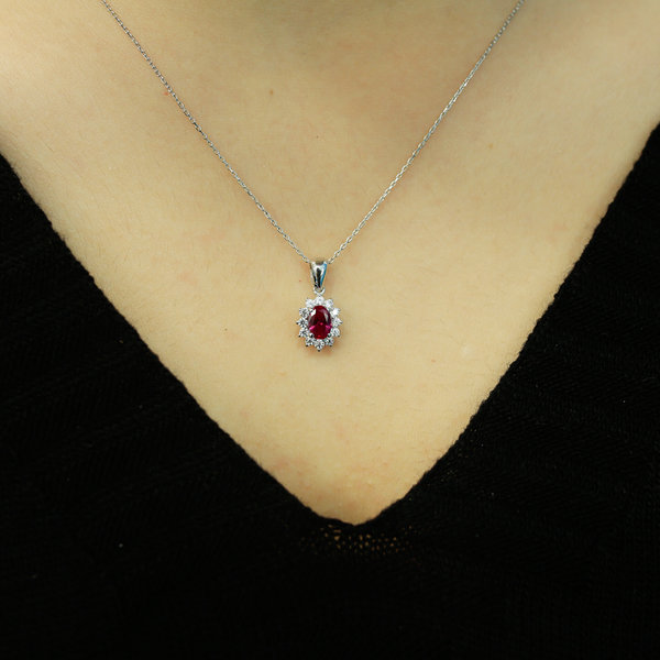 Ovaler Ruby Entourage Necklace Diamonds 14 carat white gold
