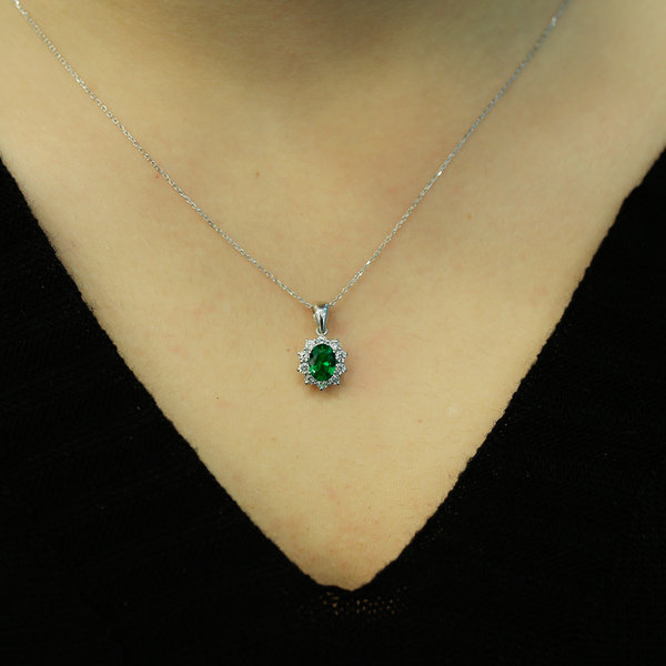 Ovaler Emerald Entourage Necklace Diamonds 14 carat white gold