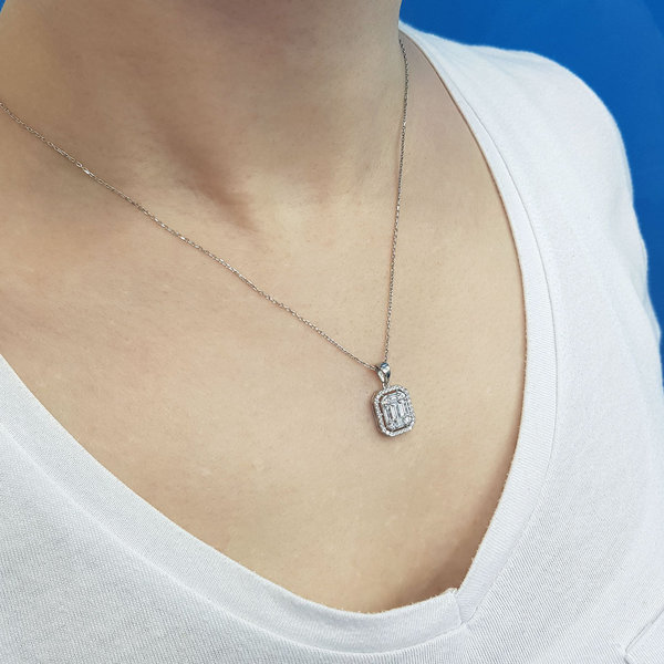Diamant Halskette mit 0,65 Carat mit Carreé-Anhänger Diamanten in Baguette-Schliff