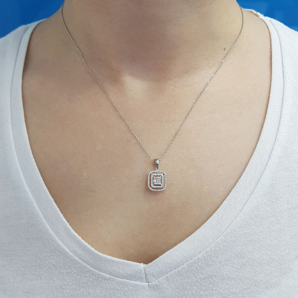 Diamant Halskette mit 0,23 Caratmit Carreé-Anhänger Diamanten in Baguette-Schliff
