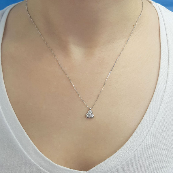 Diamant Halskette mit 0,14 Carat Tria-Anhänger in 14 Karat Weißgold